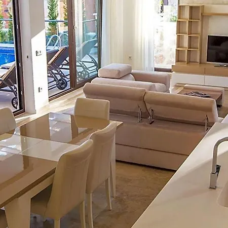 Villa Sleeps 6 Pool Air Con Wifi