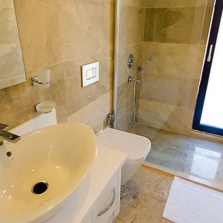 Sleeps 6 Pool Air Con Wifi *